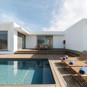 lounge-chairs-in-modern-villa-pool.jpg lounge-chairs-in-modern-villa-pool.jpg